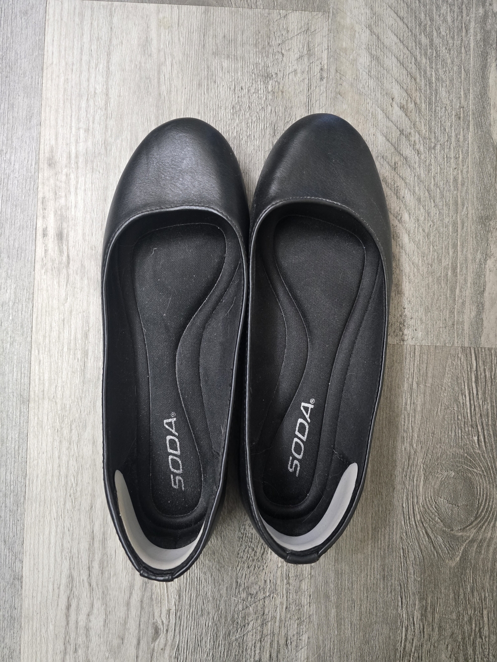 Soda Black Round-Toe Ballet Flats